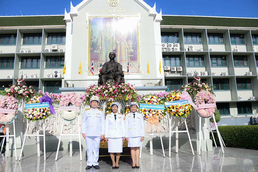 นางสาวจิรัชยา บำรุง ผู้อำนวยการกลุ่มงานคลังและพัสดุ เป็นผู้แทน สผ. เข้าร่วมพิธีวางพวงมาลา และเจ้าหน้าที่ สผ. ถ่ายภาพเบื้องหน้าพระบรมราชานุสาวรีย์พระบาทสมเด็จพระปรมินทรมหาจุฬาลงกรณ์ พระจุลจอมเกล้าเจ้าอยู่หัว นางสาวจิรัชยา บำรุง ผู้อำนวยการกลุ่มงานคลังและพัสดุ เป็นผู้แทน สผ. เข้าร่วมพิธีวางพวงมาลา และเจ้าหน้าที่ สผ. ถ่ายภาพเบื้องหน้าพระบรมราชานุสาวรีย์พระบาทสมเด็จพระปรมินทรมหาจุฬาลงกรณ์ พระจุลจอมเกล้าเจ้าอยู่หัว