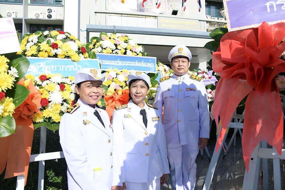 นางสาวจิรัชยา บำรุง ผู้อำนวยการกลุ่มงานคลังและพัสดุ เป็นผู้แทน สผ. เข้าร่วมพิธีวางพวงมาลา และเจ้าหน้าที่ สผ. ถ่ายภาพเบื้องหน้าพระบรมราชานุสาวรีย์พระบาทสมเด็จพระปรมินทรมหาจุฬาลงกรณ์ พระจุลจอมเกล้าเจ้าอยู่หัว นางสาวจิรัชยา บำรุง ผู้อำนวยการกลุ่มงานคลังและพัสดุ เป็นผู้แทน สผ. เข้าร่วมพิธีวางพวงมาลา และเจ้าหน้าที่ สผ. ถ่ายภาพเบื้องหน้าพระบรมราชานุสาวรีย์พระบาทสมเด็จพระปรมินทรมหาจุฬาลงกรณ์ พระจุลจอมเกล้าเจ้าอยู่หัว