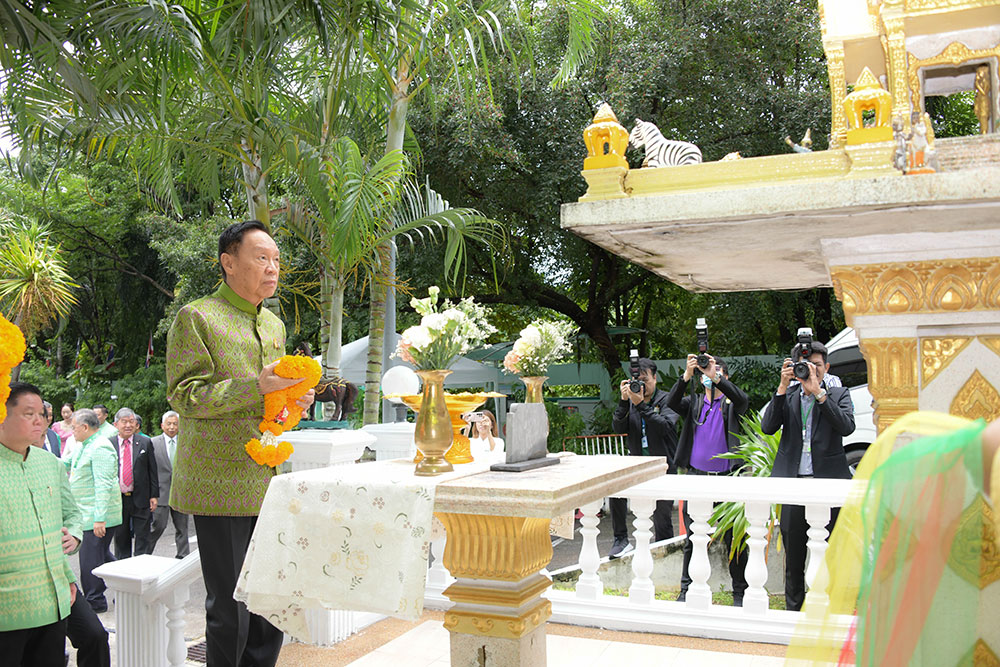 พลตำรวจเอก พัชรวาท วงษ์สุวรรณ รองนายกรัฐมนตรีและ รัฐมนตรีว่าการกระทรวงทรัพยากรธรรมชาติและสิ่งแวดล้อม พลตำรวจเอก พัชรวาท วงษ์สุวรรณ รองนายกรัฐมนตรีและ รัฐมนตรีว่าการกระทรวงทรัพยากรธรรมชาติและสิ่งแวดล้อม