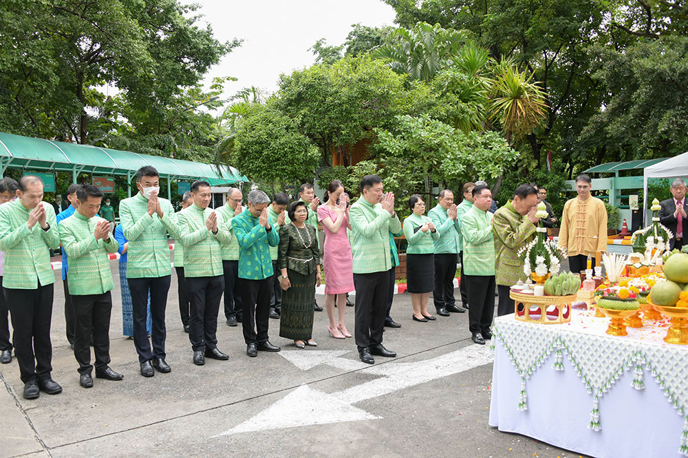 พลตำรวจเอก พัชรวาท วงษ์สุวรรณ รองนายกรัฐมนตรีและ รัฐมนตรีว่าการกระทรวงทรัพยากรธรรมชาติและสิ่งแวดล้อม นำคณะผู้บริหารในสังกัดกระทรวงฯ สักการะพระพุทธสยัมภู และพระภูมิเจ้าที่