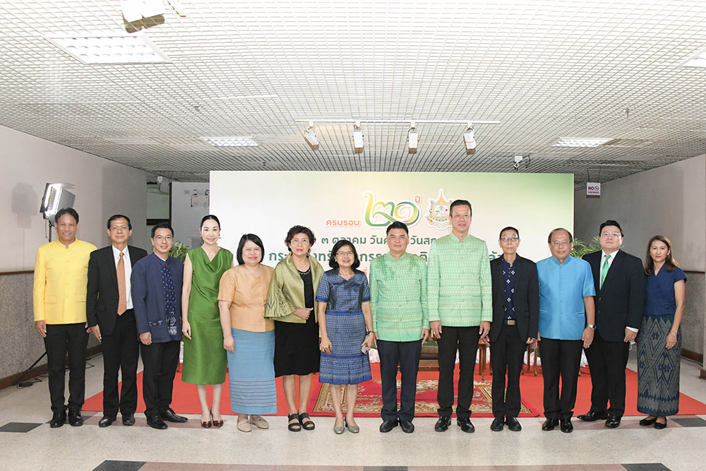 คณะผู้บริหาร สผ. ถ่ายภาพร่วมกัน คณะผู้บริหาร สผ. ถ่ายภาพร่วมกัน