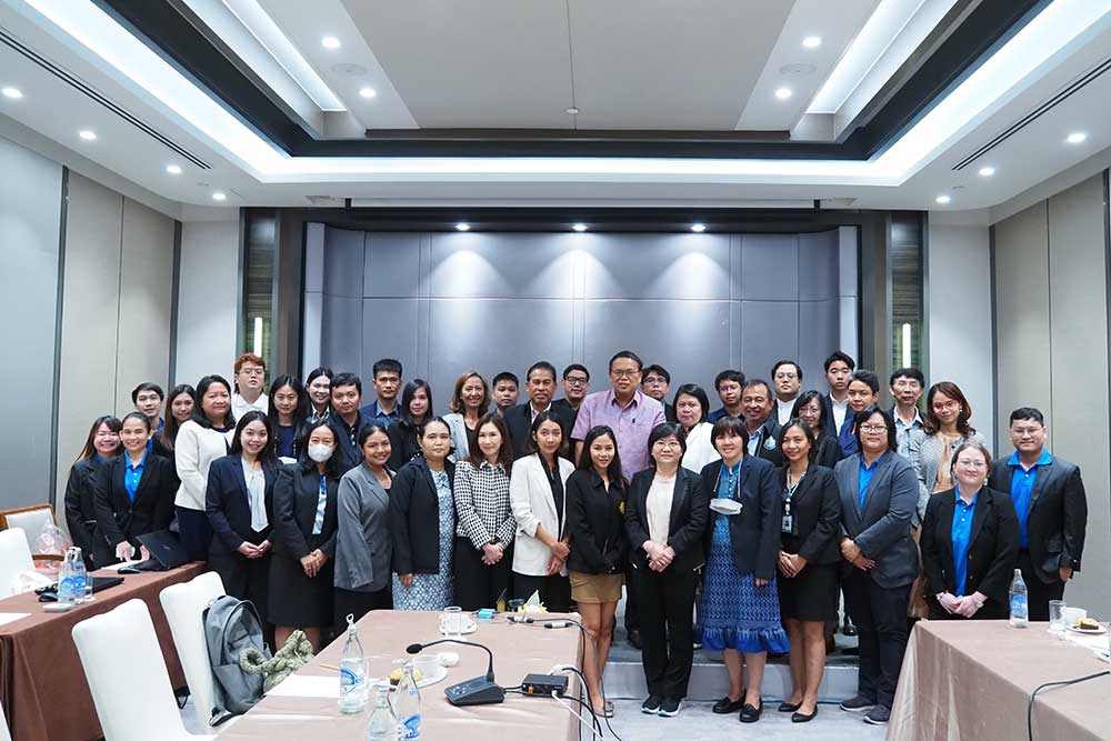 มีผู้เข้าร่วมประชุมประกอบด้วยผู้แทนจากหน่วยงานภาครัฐ ภาคธุรกิจ การเงิน การธนาคาร ภาคเอกชน รวมถึง ผู้แทนองค์กรทั้งภายในประเทศและระหว่างประเทศ จำนวนประมาณ 40 คน มีผู้เข้าร่วมประชุมประกอบด้วยผู้แทนจากหน่วยงานภาครัฐ ภาคธุรกิจ การเงิน การธนาคาร ภาคเอกชน รวมถึง ผู้แทนองค์กรทั้งภายในประเทศและระหว่างประเทศ จำนวนประมาณ 40 คน
