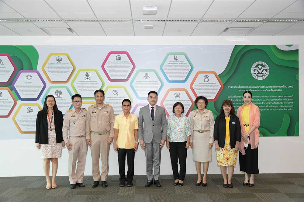 ดร. พิรุณ สัยยะสิทธิ์พานิช เลขาธิการ สผ. และคณะกรรมจากกองต่างๆภ่ายภาพร่วมกัน ณ อาคารทิปโก้ 2 ดร. พิรุณ สัยยะสิทธิ์พานิช เลขาธิการ สผ. และคณะกรรมจากกองต่างๆภ่ายภาพร่วมกัน ณ อาคารทิปโก้ 2