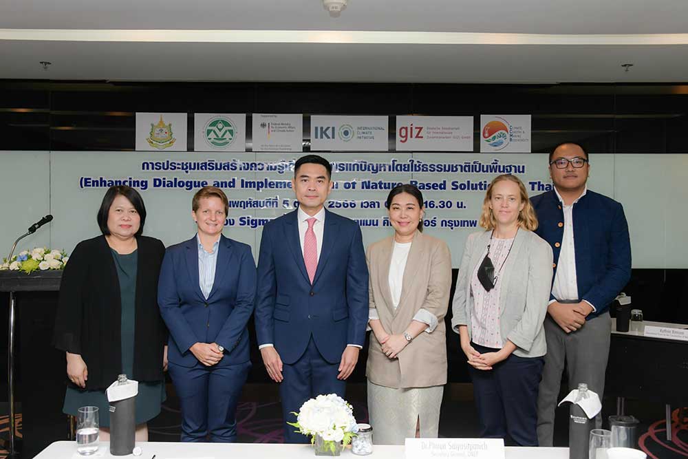 ดร. พิรุณ สัยยะสิทธิ์พานิชถ่ายภาพร่วมกับหัวหน้ากลุ่มงานและคณะวิทยากรภายในงาน ดร. พิรุณ สัยยะสิทธิ์พานิชถ่ายภาพร่วมกับหัวหน้ากลุ่มงานและคณะวิทยากรภายในงาน
