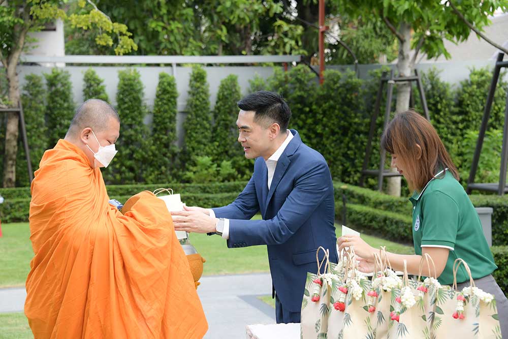 เลขาธิการ สผ. ร่วมตักบาตรหน้าลานอาคารทิปโก้ 2 พร้อมด้วยผู้บริหาร และเจ้าหน้าที่ สผ. เลขาธิการ สผ. ร่วมตักบาตรหน้าลานอาคารทิปโก้ 2 พร้อมด้วยผู้บริหาร และเจ้าหน้าที่ สผ.