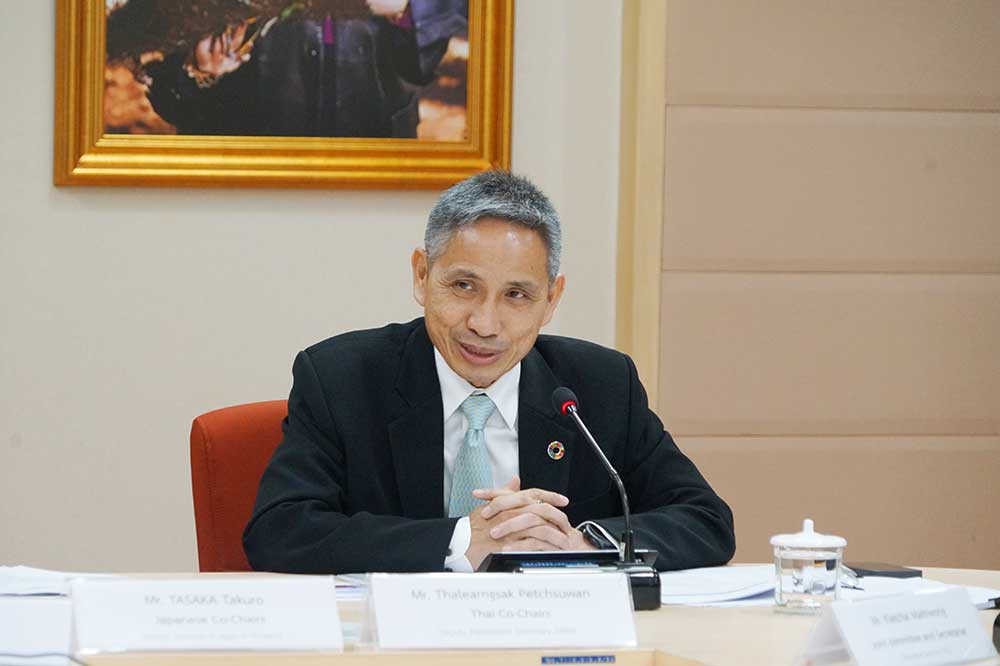 นายเถลิงศักดิ์ เพ็ชรสุวรรณ รองปลัดกระทรวงทรัพยากรธรรมชาติและสิ่งแวดล้อม ให้เกียรติเป็นประธานกรรมการร่วมฯ ฝ่ายไทย นายเถลิงศักดิ์ เพ็ชรสุวรรณ รองปลัดกระทรวงทรัพยากรธรรมชาติและสิ่งแวดล้อม ให้เกียรติเป็นประธานกรรมการร่วมฯ ฝ่ายไทย