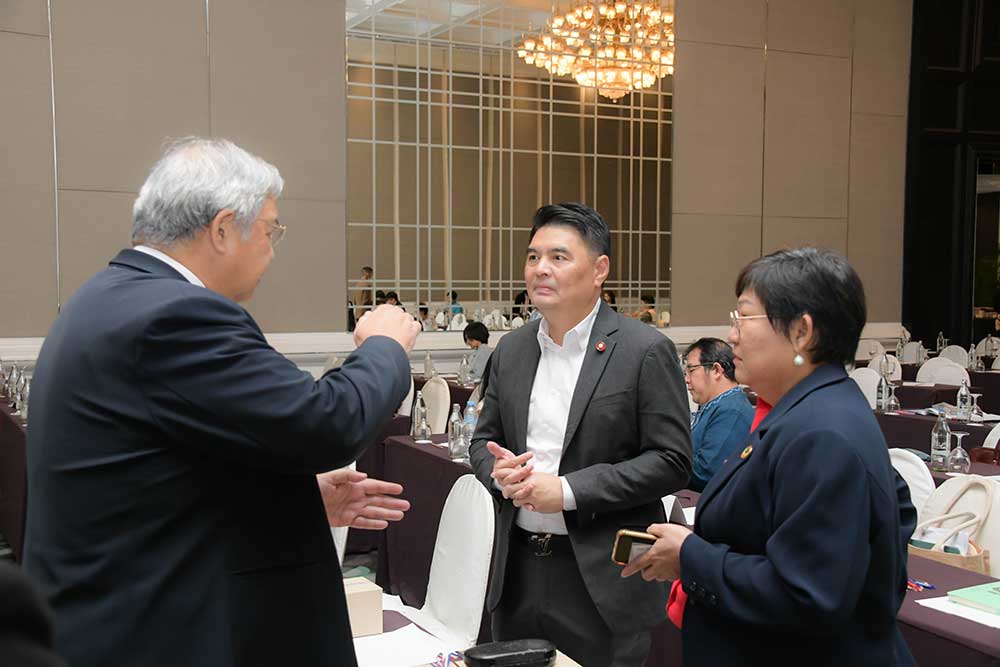 รองเลขาธิการ สผ. ร่วมปรึกษาหารือกับผู้เข้าร่วมประชุม รองเลขาธิการ สผ. ร่วมปรึกษาหารือกับผู้เข้าร่วมประชุม