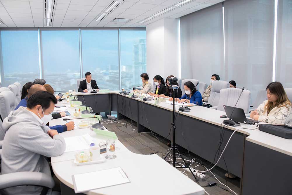 การประชุมได้พิจารณากลั่นกรองโครงการของหน่วยอนุรักษ์สิ่งแวดล้อมธรรมชาติและศิลปกรรมท้องถิ่นทั้ง 76 จังหวัด ที่เป็นภาคีเครือข่ายและกลไกหลักในการดำเนินงานในระดับพื้นที่ ด้านการเฝ้าระวัง ติดตามตรวจสอบดูแล ป้องกัน ดูแลรักษาสิ่งแวดล้อมธรรมชาติและศิลปกรรมที่เป็นสมบัติของชาติ รวมทั้งเป็นกลไกหลักในระดับพื้นที่ เผยแพร่องค์ความรู้ ขับเคลื่อนนโยบาย ไปสู่การปฏิบัติ และส่งเสริมความเข้าใจ ตลอดจนเสริมสร้างจิตสำนึกร่วมกับภาคีเครือข่ายในระดับพื้นที่ โดยดำเนินการตามเจตนารมณ์ของแผนพัฒนาการอนุรักษ์สิ่งแวดล้อมศิลปกรรม ที่ได้รับความเห็นชอบจากคณะรัฐมนตรี ตั้งแต่ปี พ.ศ. 2527 และดำเนินการต่อเนื่องมาจนถึงปัจจุบัน โดย สผ. กำหนดกรอบเวลา (Time line) ให้หน่วยอนุรักษ์ฯ จัดทำโครงการเป็นการล่วงหน้า 2 ปี ซึ่งแผนงาน/โครงการ ประจำปี พ.ศ. 2568 ได้มีการประชุมและให้ความเห็นชอบไปแล้ว ในการประชุมครั้งที่ 1/2566 เมื่อวันที่ 15 สิงหาคม 2566 ดังนั้น ในการประชุมครั้งนี้เป็นการพิจารณาโครงการของหน่วยอนุรักษ์ฯ ประจำปี พ.ศ. 2569 ซึ่งที่ประชุมเห็นชอบต่อโครงการตามที่ฝ่ายเลขานุการได้รวบรวมและกลั่นกรองแล้วในเบื้องต้นภายใต้กรอบวงเงินงบประมาณ 11.40 ล้านบาท และให้ฝ่ายเลขานุการ ดำเนินการตามขั้นตอนกระบวนการตามที่กำหนดไว้ ต่อไป การประชุมได้พิจารณากลั่นกรองโครงการของหน่วยอนุรักษ์สิ่งแวดล้อมธรรมชาติและศิลปกรรมท้องถิ่นทั้ง 76 จังหวัด ที่เป็นภาคีเครือข่ายและกลไกหลักในการดำเนินงานในระดับพื้นที่ ด้านการเฝ้าระวัง ติดตามตรวจสอบดูแล ป้องกัน ดูแลรักษาสิ่งแวดล้อมธรรมชาติและศิลปกรรมที่เป็นสมบัติของชาติ รวมทั้งเป็นกลไกหลักในระดับพื้นที่ เผยแพร่องค์ความรู้ ขับเคลื่อนนโยบาย ไปสู่การปฏิบัติ และส่งเสริมความเข้าใจ ตลอดจนเสริมสร้างจิตสำนึกร่วมกับภาคีเครือข่ายในระดับพื้นที่ โดยดำเนินการตามเจตนารมณ์ของแผนพัฒนาการอนุรักษ์สิ่งแวดล้อมศิลปกรรม ที่ได้รับความเห็นชอบจากคณะรัฐมนตรี ตั้งแต่ปี พ.ศ. 2527 และดำเนินการต่อเนื่องมาจนถึงปัจจุบัน โดย สผ. กำหนดกรอบเวลา (Time line) ให้หน่วยอนุรักษ์ฯ จัดทำโครงการเป็นการล่วงหน้า 2 ปี ซึ่งแผนงาน/โครงการ ประจำปี พ.ศ. 2568 ได้มีการประชุมและให้ความเห็นชอบไปแล้ว ในการประชุมครั้งที่ 1/2566 เมื่อวันที่ 15 สิงหาคม 2566 ดังนั้น ในการประชุมครั้งนี้เป็นการพิจารณาโครงการของหน่วยอนุรักษ์ฯ ประจำปี พ.ศ. 2569 ซึ่งที่ประชุมเห็นชอบต่อโครงการตามที่ฝ่ายเลขานุการได้รวบรวมและกลั่นกรองแล้วในเบื้องต้นภายใต้กรอบวงเงินงบประมาณ 11.40 ล้านบาท และให้ฝ่ายเลขานุการ ดำเนินการตามขั้นตอนกระบวนการตามที่กำหนดไว้ ต่อไป
