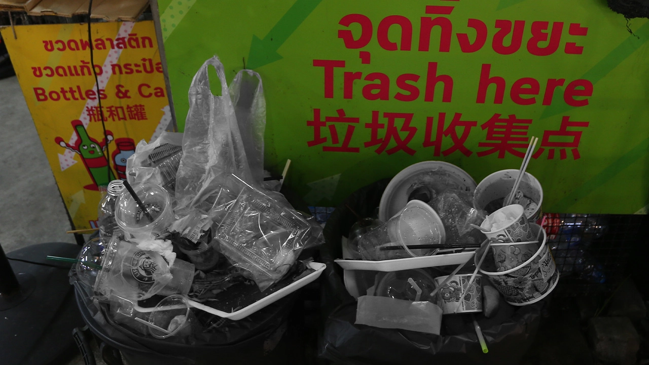 'ตลาดน้ำคลองลัดมะยม' กับโจทย์ขยะพลาสติก จากมุมมองชาวต่างชาติ 'ตลาดน้ำคลองลัดมะยม' กับโจทย์ขยะพลาสติก จากมุมมองชาวต่างชาติ