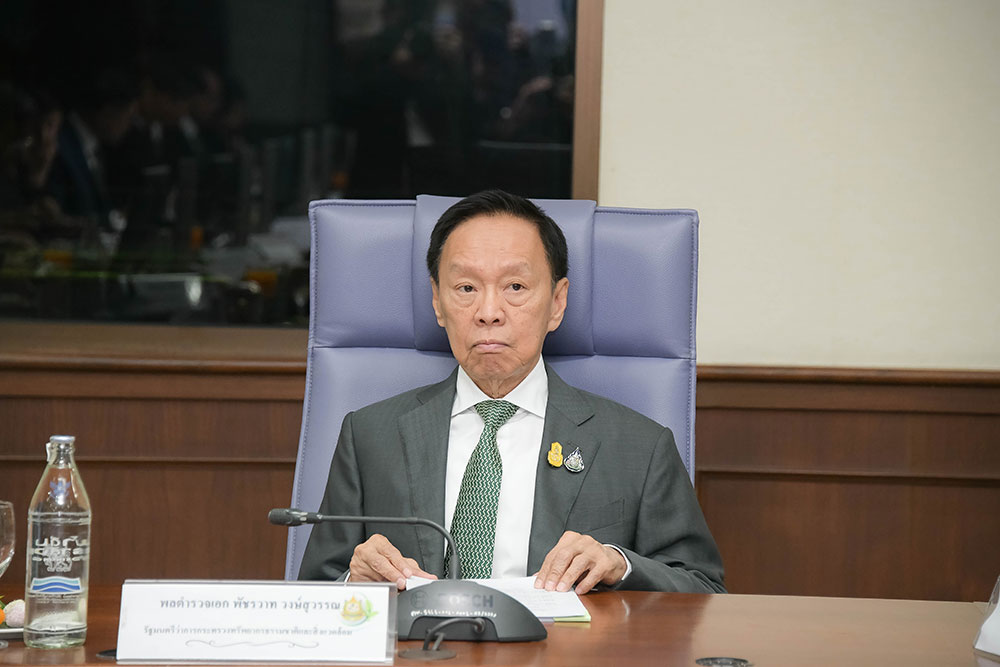 พล.ต.อ. พัชรวาท วงษ์สุวรรณ รองนายกรัฐมนตรีและรัฐมนตรีว่าการกระทรวงทรัพยากรธรรมชาติและสิ่งแวดล้อม เป็นประธานการประชุม พล.ต.อ. พัชรวาท วงษ์สุวรรณ รองนายกรัฐมนตรีและรัฐมนตรีว่าการกระทรวงทรัพยากรธรรมชาติและสิ่งแวดล้อม เป็นประธานการประชุม
