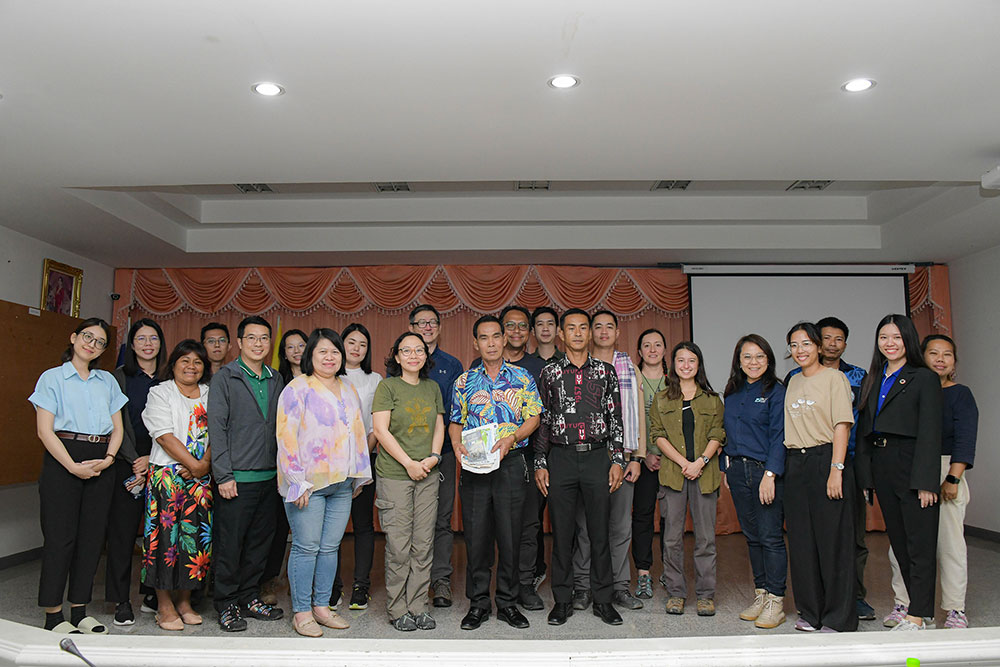 เจ้าหน้าที่ สผ. สมาคมอนุรักษ์นกและธรรมชาติแห่งประเทศไทยและองค์การบริหารส่วนตำบลปากทะเล ถ่ายภาพร่วมกัน เจ้าหน้าที่ สผ. สมาคมอนุรักษ์นกและธรรมชาติแห่งประเทศไทยและองค์การบริหารส่วนตำบลปากทะเล ถ่ายภาพร่วมกัน