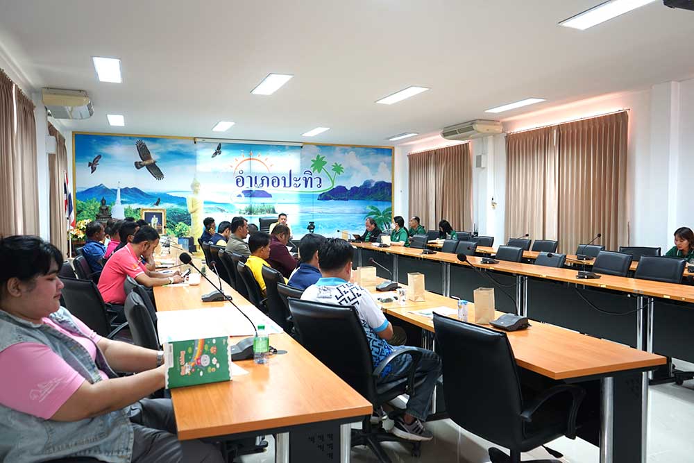 โดยในการประชุมเชิงปฏิบัติการฯ นายอิศรพันธ์ กาญจนเรขา ผู้อำนวยการกองสิ่งแวดล้อมชุมชนและพื้นที่เฉพาะ และเจ้าหน้าที่ กชพ. ได้นำเสนอมาตรการที่กำหนดไว้ในร่างประกาศกระทรวงฯ จังหวัดชุมพร พ.ศ. .... (ฉบับที่ปรับแก้ไข) และแนวทางการจัดทำประชาคมแต่ละหมู่บ้าน สำหรับนำไปสร้างความเข้าใจให้กับประชาชนในพื้นที่ รวมทั้ง การแลกเปลี่ยนข้อคิดเห็นต่าง ๆ ร่วมกัน โดยในการประชุมเชิงปฏิบัติการฯ นายอิศรพันธ์ กาญจนเรขา ผู้อำนวยการกองสิ่งแวดล้อมชุมชนและพื้นที่เฉพาะ และเจ้าหน้าที่ กชพ. ได้นำเสนอมาตรการที่กำหนดไว้ในร่างประกาศกระทรวงฯ จังหวัดชุมพร พ.ศ. .... (ฉบับที่ปรับแก้ไข) และแนวทางการจัดทำประชาคมแต่ละหมู่บ้าน สำหรับนำไปสร้างความเข้าใจให้กับประชาชนในพื้นที่ รวมทั้ง การแลกเปลี่ยนข้อคิดเห็นต่าง ๆ ร่วมกัน