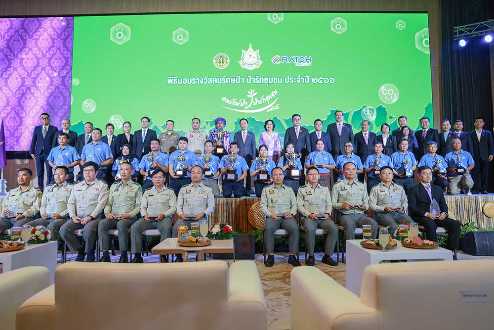 ผู้เข้าร่วมพิธีรับรางวัลทุกท่านถ่ายภาพหมู่ร่วมกัน ผู้เข้าร่วมพิธีรับรางวัลทุกท่านถ่ายภาพหมู่ร่วมกัน