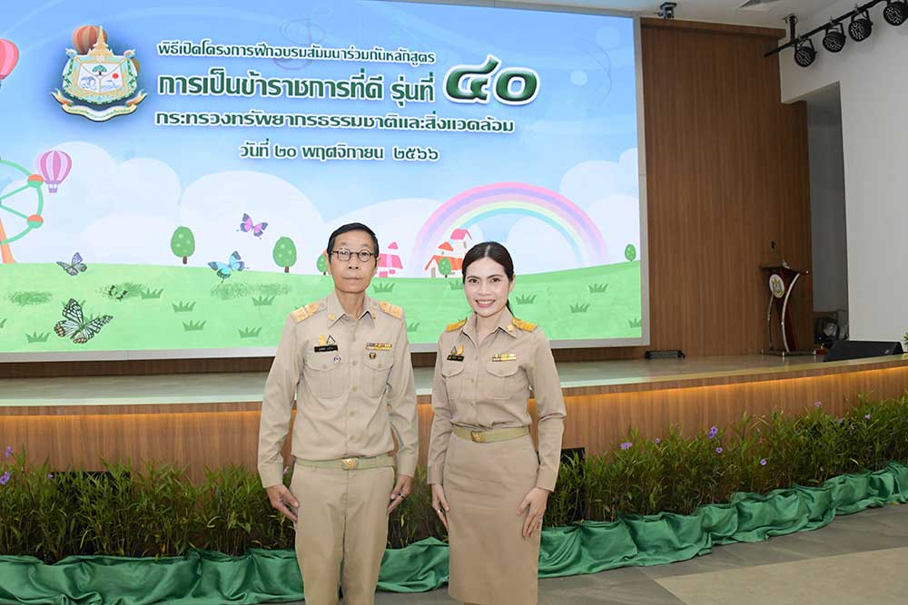 นางสาวธุวานันท์ ยุกติรัตน เลขานุการกรม พร้อมด้วย นางสาววจีวโรบล แสงสว่าง นักวิชาการสิ่งแวดล้อมชำนาญการพิเศษ เป็นผู้แทน สผ. เข้าร่วมในพิธีเปิด นางสาวธุวานันท์ ยุกติรัตน เลขานุการกรม พร้อมด้วย นางสาววจีวโรบล แสงสว่าง นักวิชาการสิ่งแวดล้อมชำนาญการพิเศษ เป็นผู้แทน สผ. เข้าร่วมในพิธีเปิด