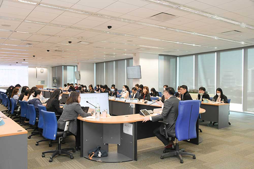 ผู้บริหารและผู้แทนกอง/กลุ่มอิสระ เข้าร่วมประชุม รวม 60 คน ผู้บริหารและผู้แทนกอง/กลุ่มอิสระ เข้าร่วมประชุม รวม 60 คน
