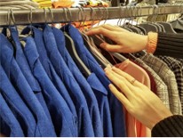 เสื้อผ้าจากร้านขายของมือสอง เสื้อผ้าจากร้านขายของมือสอง