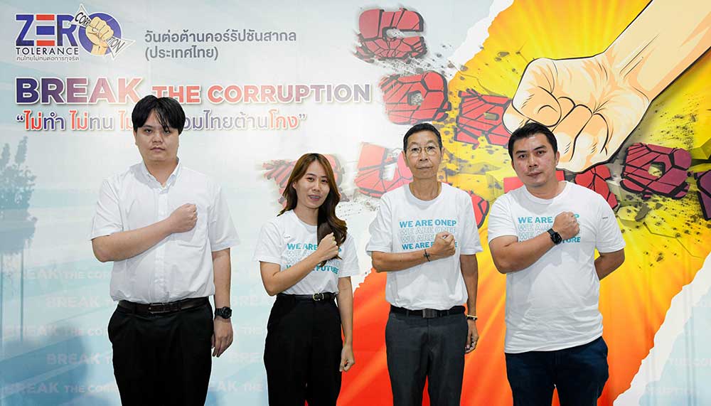 นางสาวธุวานันท์ ยุกติรัตน เลขานุการกรม และเจ้าหน้าที่ นางสาวธุวานันท์ ยุกติรัตน เลขานุการกรม และเจ้าหน้าที่ สผ. เข้าร่วมงาน