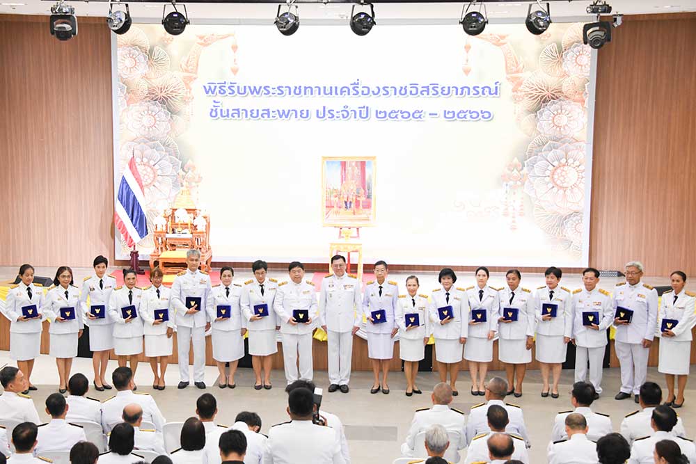 ปลัดกระทรวงทรัพยากรธรรมชาติและสิ่งแวดล้อมถ่ายภาพร่วมกันข้าราชการรับพระราชทานเครื่องราชอิสริยาภรณ์ชั้นสายสะพาย