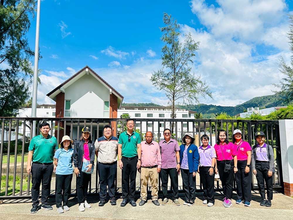 รองเลขาธิการ สผ. พร้อมเจ้าหน้าที่ สผ. ร่วมกับผู้อำนวยการสำนักงานสิ่งแวดล้อมและควบคุมมลพิษที่ 15 และผู้แทนสำนักงานทรัพยากรธรรมชาติและสิ่งแวดล้อมจังหวัดภูเก็ต รองเลขาธิการ สผ. พร้อมเจ้าหน้าที่ สผ. ร่วมกับผู้อำนวยการสำนักงานสิ่งแวดล้อมและควบคุมมลพิษที่ 15 และผู้แทนสำนักงานทรัพยากรธรรมชาติและสิ่งแวดล้อมจังหวัดภูเก็ต