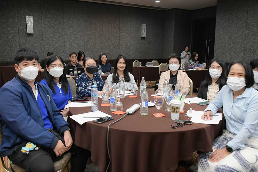 ตัวแทนผู้เข้าร่วมประชุมจากสำนักงานนโยบายและแผนทรัพยากรธรรมชาติและสิ่งแวดล้อม ตัวแทนผู้เข้าร่วมประชุมจากสำนักงานนโยบายและแผนทรัพยากรธรรมชาติและสิ่งแวดล้อม