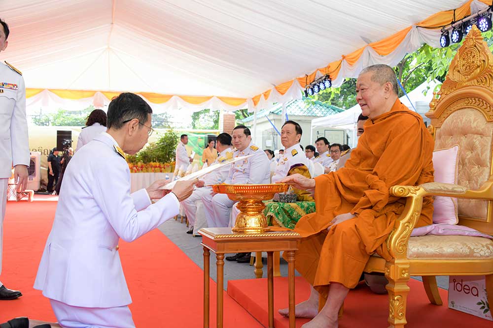 นางสาวธุวานันท์ ยุกติรัตน เลขานุการกรม รับผ้ายันต์และต้นไม้ นางสาวธุวานันท์ ยุกติรัตน เลขานุการกรม รับผ้ายันต์และต้นไม้