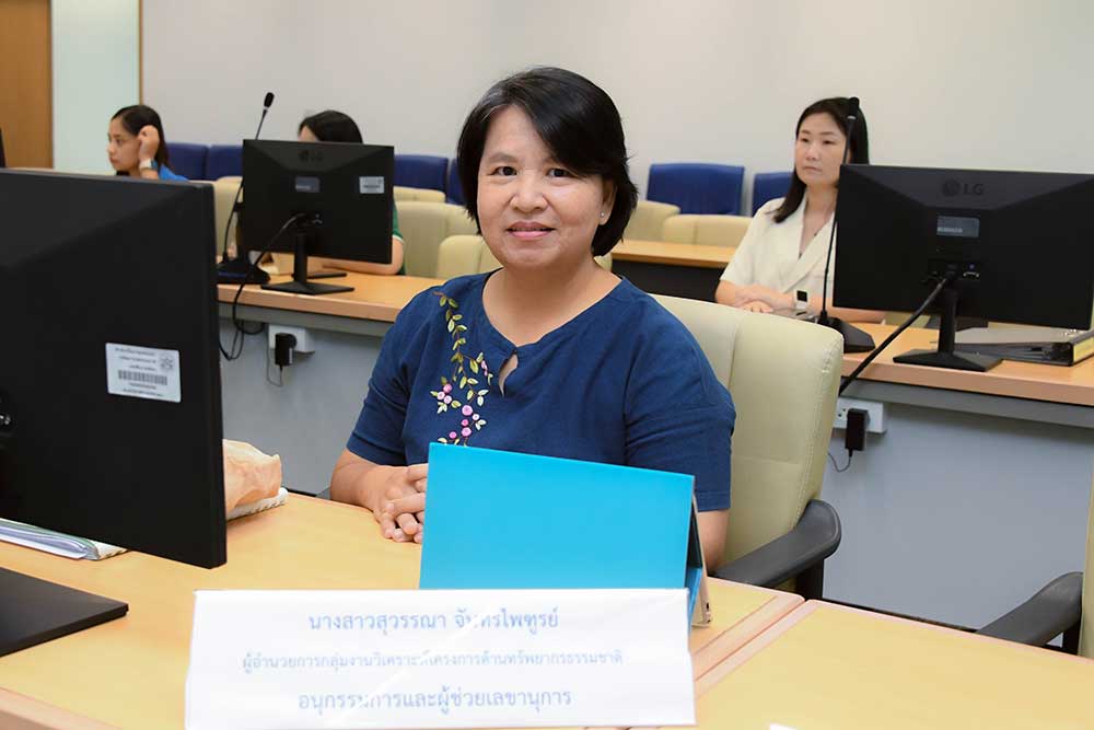 นางสาวสุวรรณา จันทรไพฑูรย์ ผอ.กลุ่มงานวิเคราะห์โครงการด้านธรรมชาติ นางสาวสุวรรณา จันทรไพฑูรย์ ผอ.กลุ่มงานวิเคราะห์โครงการด้านธรรมชาติ
