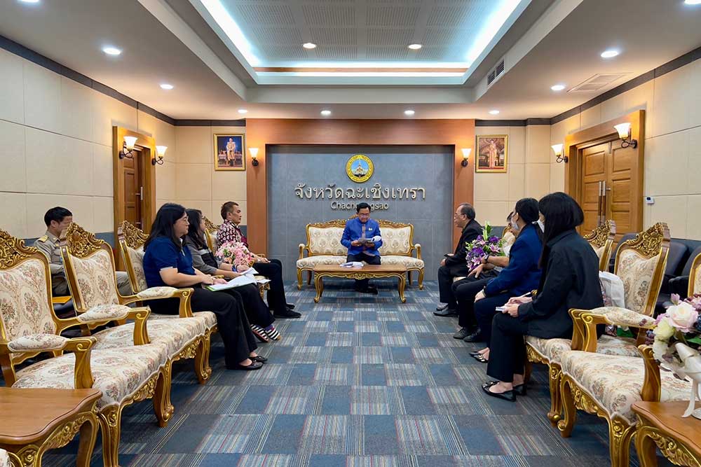 นายอิศรพันธ์ กาญจนเรขา ผู้อำนวยการกองสิ่งแวดล้อมชุมชนและพื้นที่เฉพาะ พร้อมคณะ ได้เข้าพบผู้ว่าราชการจังหวัดฉะเชิงเทรา (นายชลธี ยังตรง) เพื่อหารือแนวทางดำเนินการประกาศเขตพื้นที่คุ้มครองสิ่งแวดล้อมบริเวณปากแม่น้ำบางปะกงจังหวัดฉะเชิงเทรา และตำบลคลองตำหรุ อำเภอเมืองชลบุรี จังหวัดชลบุรี นายอิศรพันธ์ กาญจนเรขา ผู้อำนวยการกองสิ่งแวดล้อมชุมชนและพื้นที่เฉพาะ พร้อมคณะ ได้เข้าพบผู้ว่าราชการจังหวัดฉะเชิงเทรา (นายชลธี ยังตรง) เพื่อหารือแนวทางดำเนินการประกาศเขตพื้นที่คุ้มครองสิ่งแวดล้อมบริเวณปากแม่น้ำบางปะกงจังหวัดฉะเชิงเทรา และตำบลคลองตำหรุ อำเภอเมืองชลบุรี จังหวัดชลบุรี