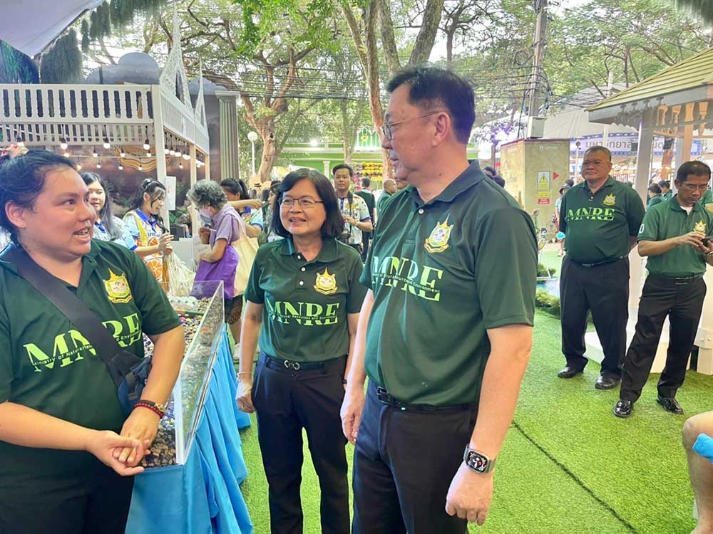 นายจตุพร บุรุษพัฒน์ ปลัดกระทรวงทรัพยากรธรรมชาติและสิ่งแวดล้อม (ปกท.ทส.) นางอินทิรา เอื้อมลฉัตร รองเลขาธิการ สำนักงานนโยบายและแผนทรัพยากรธรรมชาติและสิ่งแวดล้อม นายจตุพร บุรุษพัฒน์ ปลัดกระทรวงทรัพยากรธรรมชาติและสิ่งแวดล้อม (ปกท.ทส.) นางอินทิรา เอื้อมลฉัตร รองเลขาธิการ สำนักงานนโยบายและแผนทรัพยากรธรรมชาติและสิ่งแวดล้อม