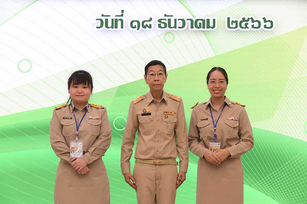 นางสาวธุวานันท์ ยุกติรัตน เลขานุการกรม สำนักงานนโยบายและแผนทรัพยากรธรรมชาติและสิ่งแวดล้อม และข้าราชการใหม่ 2 ท่าน นางสาวธุวานันท์ ยุกติรัตน เลขานุการกรม สำนักงานนโยบายและแผนทรัพยากรธรรมชาติและสิ่งแวดล้อม และข้าราชการใหม่ 2 ท่าน