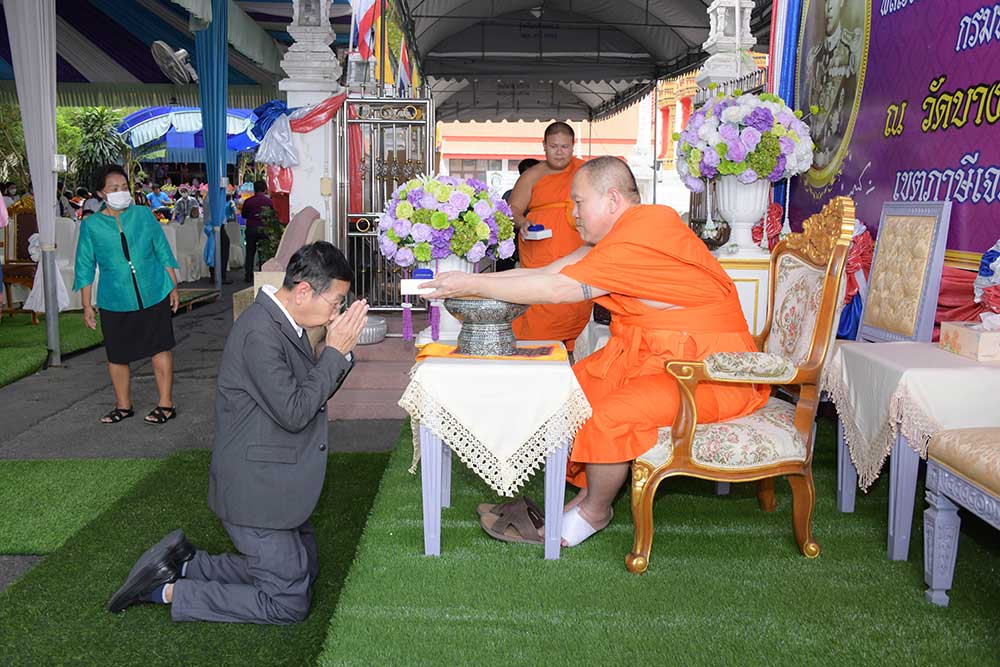 นางสาวธุวานันท์ ยุกติรัตน เลขานุการกรม เข้ารับเหรีญพระราชาชทานจากเจ้าอาวาสวัดบางแวก เขตภาษีเจริญ กรุงเทพฯ นางสาวธุวานันท์ ยุกติรัตน เลขานุการกรม เข้ารับเหรีญพระราชาชทานจากเจ้าอาวาสวัดบางแวก เขตภาษีเจริญ กรุงเทพฯ