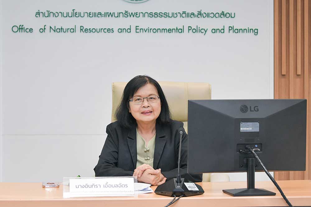 นางอินทิรา เอื้อมลฉัตร รองเลขาธิการ สผ. เป็นประธานในการประชุม นางอินทิรา เอื้อมลฉัตร รองเลขาธิการ สผ. เป็นประธานในการประชุม