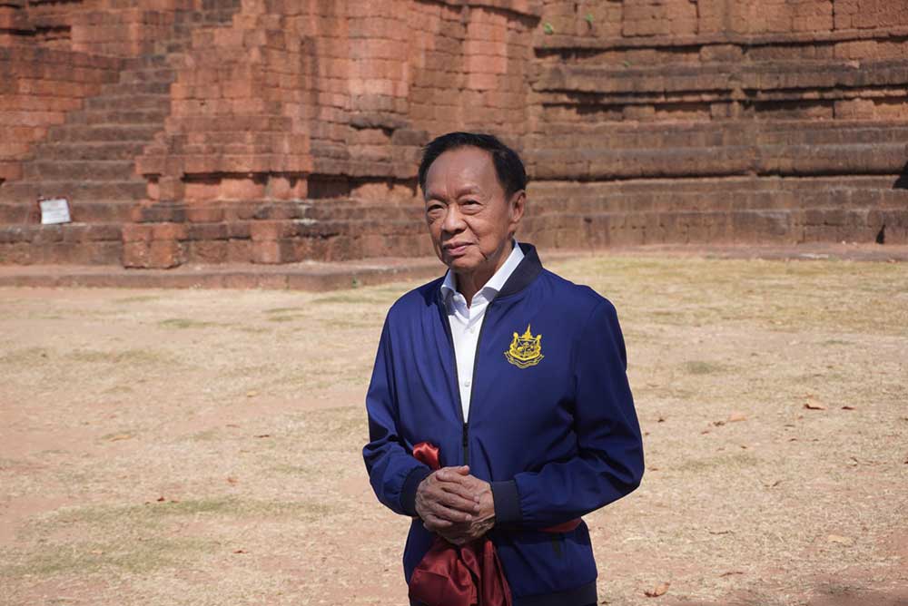 พลตำรวจเอก พัชรวาท วงษ์สุวรรณ รองนายกรัฐมนตรี และรัฐมนตรีว่าการกระทรวงทรัพยากรธรรมชาติและสิ่งแวดล้อม พลตำรวจเอก พัชรวาท วงษ์สุวรรณ รองนายกรัฐมนตรี และรัฐมนตรีว่าการกระทรวงทรัพยากรธรรมชาติและสิ่งแวดล้อม