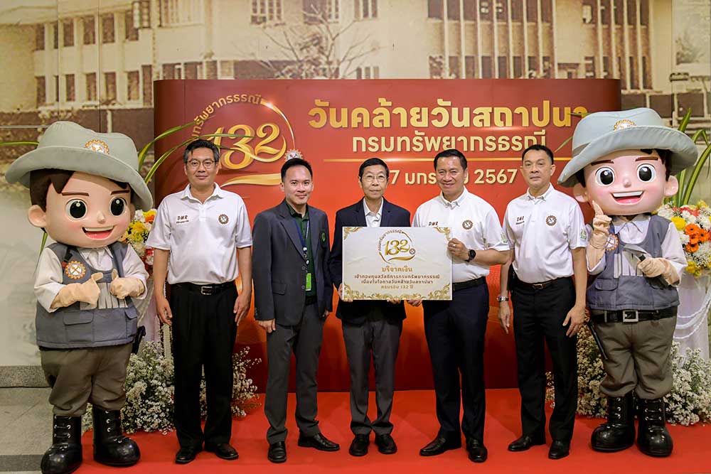 ตัวแทนจาก สำนักงานนโยบายและแผนทรัพยากรธรรมชาติและสิ่งแวดล้อม ร่วมบริจาคเงินสมทบทุนเพื่อการสาธารณะกุศลให้แก่มูลนิธิต่างๆ ตัวแทนจาก สำนักงานนโยบายและแผนทรัพยากรธรรมชาติและสิ่งแวดล้อม ร่วมบริจาคเงินสมทบทุนเพื่อการสาธารณะกุศลให้แก่มูลนิธิต่างๆ