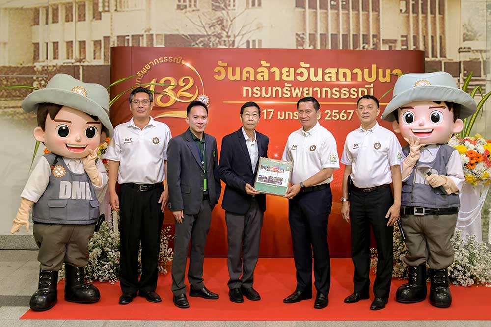 ตัวแทนจาก สำนักงานนโยบายและแผนทรัพยากรธรรมชาติและสิ่งแวดล้อม ร่วมบริจาคเงินสมทบทุนเพื่อการสาธารณะกุศลให้แก่มูลนิธิต่างๆ ตัวแทนจาก สำนักงานนโยบายและแผนทรัพยากรธรรมชาติและสิ่งแวดล้อม ร่วมบริจาคเงินสมทบทุนเพื่อการสาธารณะกุศลให้แก่มูลนิธิต่างๆ