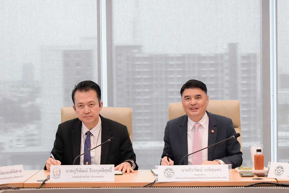 นายจิรวัฒน์ ระติสุนทร รองเลขาธิการ สผ. และ นายภูริพัฒน์ ธีระกุลพิศุทธิ์ รองอธิบดีกรมเจ้าท่า ด้านปลอดภัย เป็นผู้ลงนาม นายจิรวัฒน์ ระติสุนทร รองเลขาธิการ สผ. และ นายภูริพัฒน์ ธีระกุลพิศุทธิ์ รองอธิบดีกรมเจ้าท่า ด้านปลอดภัย เป็นผู้ลงนาม