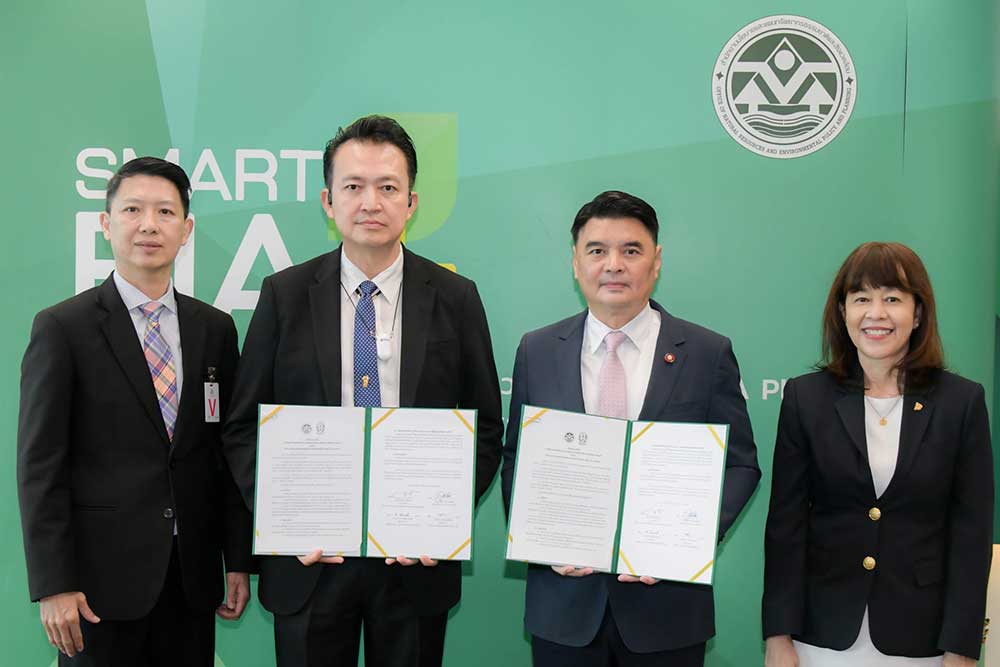 นายจิรวัฒน์ ระติสุนทร รองเลขาธิการ สผ. และ นายภูริพัฒน์ ธีระกุลพิศุทธิ์ รองอธิบดีกรมเจ้าท่า ด้านปลอดภัย เป็นผู้ลงนาม และ พยานจากทั้ง 2 หน่วยงาน นายจิรวัฒน์ ระติสุนทร รองเลขาธิการ สผ. และ นายภูริพัฒน์ ธีระกุลพิศุทธิ์ รองอธิบดีกรมเจ้าท่า ด้านปลอดภัย เป็นผู้ลงนาม และ พยานจากทั้ง 2 หน่วยงาน