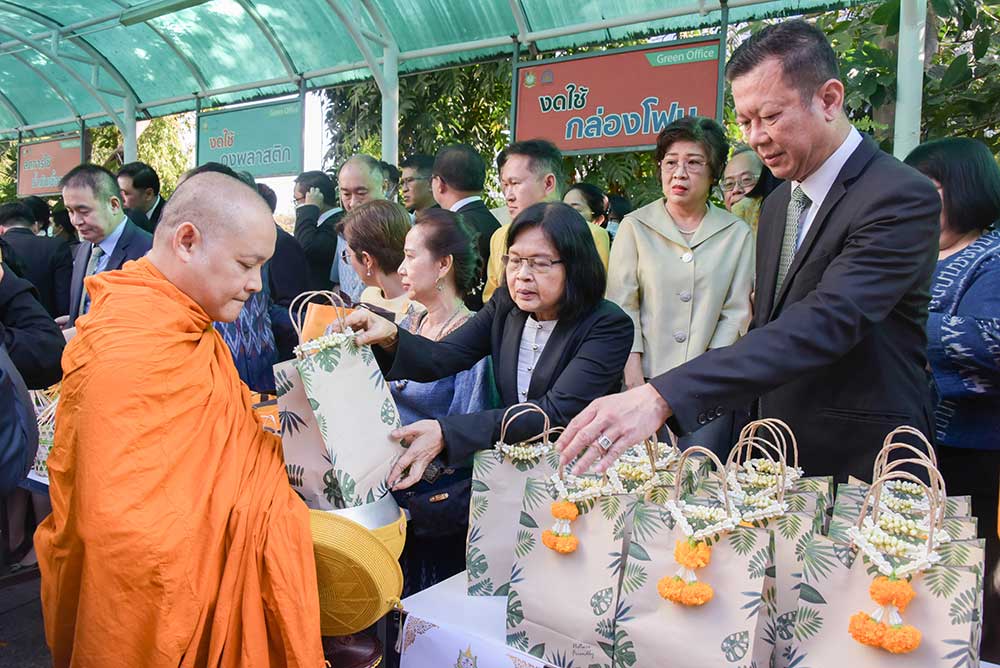 นางอินทิรา เอื้อมลฉัตร และนายชิดชนก สุขมงคล รองเลขาธิการ สำนักงานนโยบายและแผนทรัพยากรธรรมชาติและสิ่งแวดล้อม นางอินทิรา เอื้อมลฉัตร และนายชิดชนก สุขมงคล รองเลขาธิการ สำนักงานนโยบายและแผนทรัพยากรธรรมชาติและสิ่งแวดล้อม