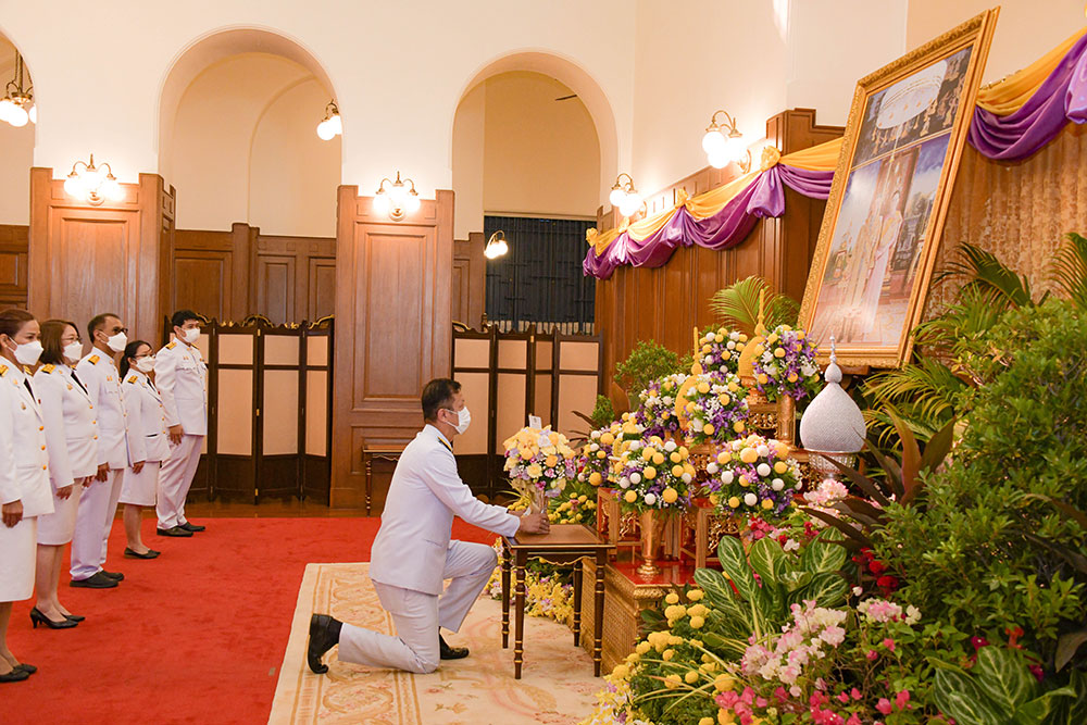 นายชิดชนก สุขมงคล รองเลขาธิการ สผ. นำคณะผู้บริหาร สผ. เข้าร่วมลงนามถวายพระพร และถวายแจกันดอกไม้หน้าพระบรมฉายาลักษณ์พระบาทสมเด็จพระเจ้าอยู่หัว และสมเด็จพระนางเจ้าฯ พระบรมราชินี นายชิดชนก สุขมงคล รองเลขาธิการ สผ. นำคณะผู้บริหาร สผ. เข้าร่วมลงนามถวายพระพร และถวายแจกันดอกไม้หน้าพระบรมฉายาลักษณ์พระบาทสมเด็จพระเจ้าอยู่หัว และสมเด็จพระนางเจ้าฯ พระบรมราชินี