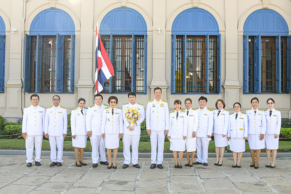 นายชิดชนก สุขมงคล รองเลขาธิการ สผ. นำคณะผู้บริหาร สผ. เข้าร่วมลงนามถวายพระพร และถวายแจกันดอกไม้หน้าพระบรมฉายาลักษณ์พระบาทสมเด็จพระเจ้าอยู่หัว และสมเด็จพระนางเจ้าฯ พระบรมราชินี