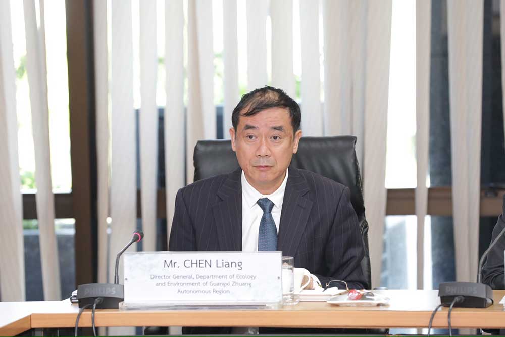 Mr. Chen Liang อธิบดีกรมนิเวศวิทยาและสิ่งแวดล้อม เขตปกครองตนเองกว่างซีจ้วง เป็นหัวหน้าผู้แทนฝ่ายจีน Mr. Chen Liang อธิบดีกรมนิเวศวิทยาและสิ่งแวดล้อม เขตปกครองตนเองกว่างซีจ้วง เป็นหัวหน้าผู้แทนฝ่ายจีน