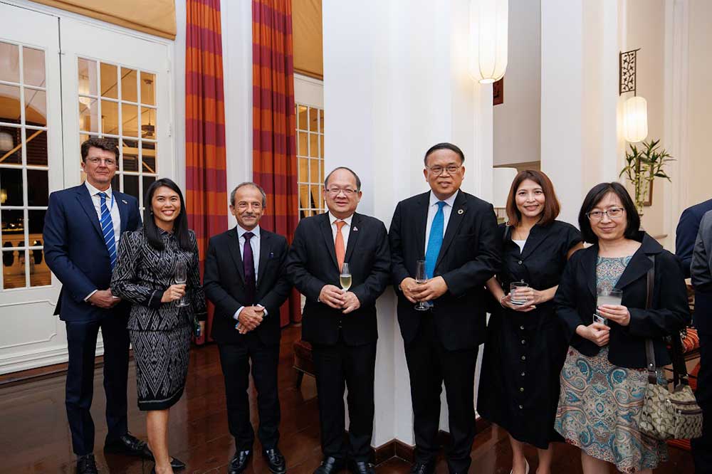 ผู้เข้าร่วงานการประชุมถ่ายภาพร่วมกัน ณ สถานเอกอัครราชทูตฝรั่งเศสประจำประเทศไทย ผู้เข้าร่วงานการประชุมถ่ายภาพร่วมกัน ณ สถานเอกอัครราชทูตฝรั่งเศสประจำประเทศไทย