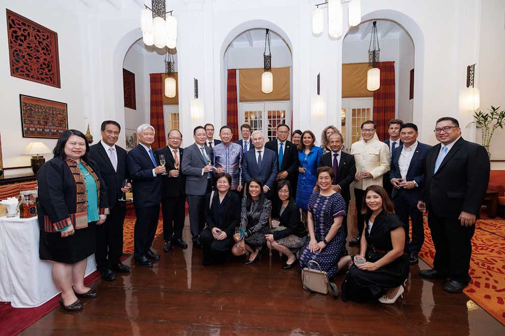 ผู้เข้าร่วมการประชุมในครั้งนี้ถ่ายภาพหมู่ร่วมกัน ผู้เข้าร่วมการประชุมในครั้งนี้ถ่ายภาพหมู่ร่วมกัน