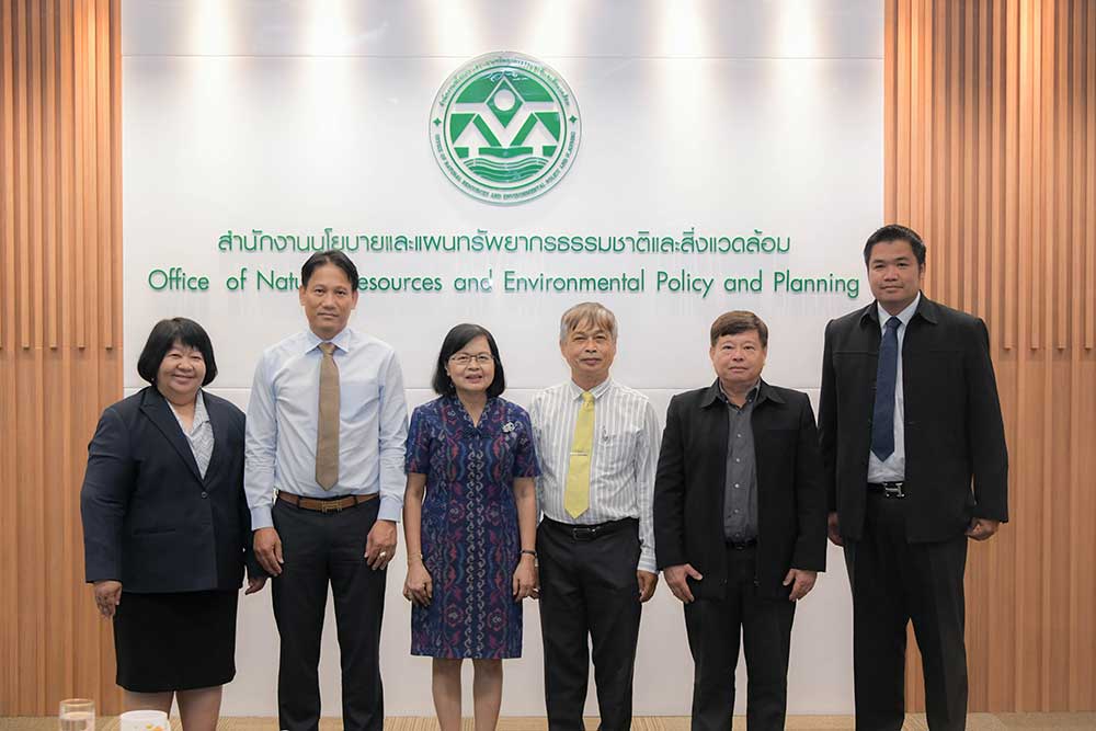 นางสาวรุ่งอรุณ ญาติบรรทุง ผชช. ด้านระบบประเมินผลกระทบสิ่งแวดล้อม นายสิทธิชัย ปิติสินชูชัย ผอ.กองประเมินผลกระทบสิ่งแวดล้อม นางอินทิรา เอื้อมลฉัตร รองเลขาธิการ สผ. นายมีศักดิ์ มิลินทวิสมัย ผู้ทรงคุณวุฒิด้านมลพิษอากาศและเสียง นายจักรกฤษณ์ ศิวะเดชาเทพ ผู้ทรงคุณวุฒิด้านสุขภาพ ใน คชก. นายสัญญา สืบสิงห์ ผอ. กลุ่มงานอาคาร นางสาวรุ่งอรุณ ญาติบรรทุง ผชช. ด้านระบบประเมินผลกระทบสิ่งแวดล้อม นายสิทธิชัย ปิติสินชูชัย ผอ.กองประเมินผลกระทบสิ่งแวดล้อม นางอินทิรา เอื้อมลฉัตร รองเลขาธิการ สผ. นายมีศักดิ์ มิลินทวิสมัย ผู้ทรงคุณวุฒิด้านมลพิษอากาศและเสียง นายจักรกฤษณ์ ศิวะเดชาเทพ ผู้ทรงคุณวุฒิด้านสุขภาพ ใน คชก. นายสัญญา สืบสิงห์ ผอ. กลุ่มงานอาคาร
