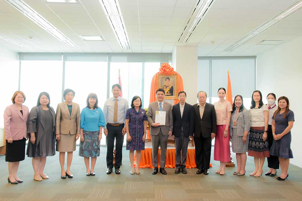 นายจิรวัฒน์ ระติสุนทร รองเลขาธิการ สผ. เป็นผู้รับมอบ พร้อมด้วย นางอินทิรา เอื้อมลฉัตร รองเลขาธิการ สผ. และคณะผู้บริหาร สผ. นายจิรวัฒน์ ระติสุนทร รองเลขาธิการ สผ. เป็นผู้รับมอบ พร้อมด้วย นางอินทิรา เอื้อมลฉัตร รองเลขาธิการ สผ. และคณะผู้บริหาร สผ.