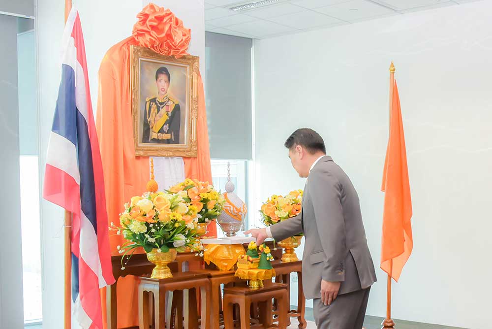 นายจิรวัฒน์ ระติสุนทร รองเลขาธิการ สผ. เป็นผู้รับมอบ นายจิรวัฒน์ ระติสุนทร รองเลขาธิการ สผ. เป็นผู้รับมอบ