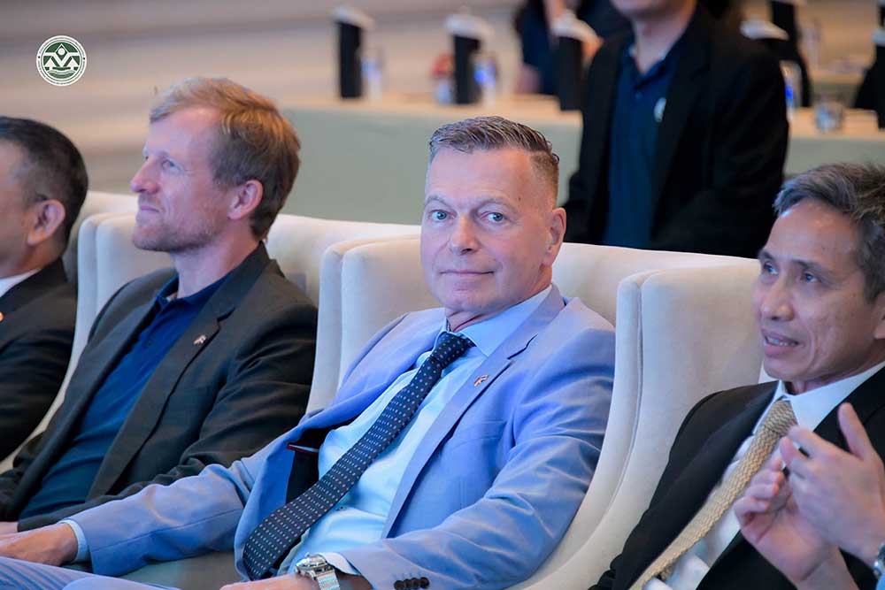 นาย Hans-Ulrich Südbeck อุปทูตและหัวหน้าแผนกเศรษฐกิจ สถานเอกอัครราชทูตเยอรมนี ประจำประเทศไทยกล่าวต้อนรับ นาย Hans-Ulrich Südbeck อุปทูตและหัวหน้าแผนกเศรษฐกิจ สถานเอกอัครราชทูตเยอรมนี ประจำประเทศไทยกล่าวต้อนรับ