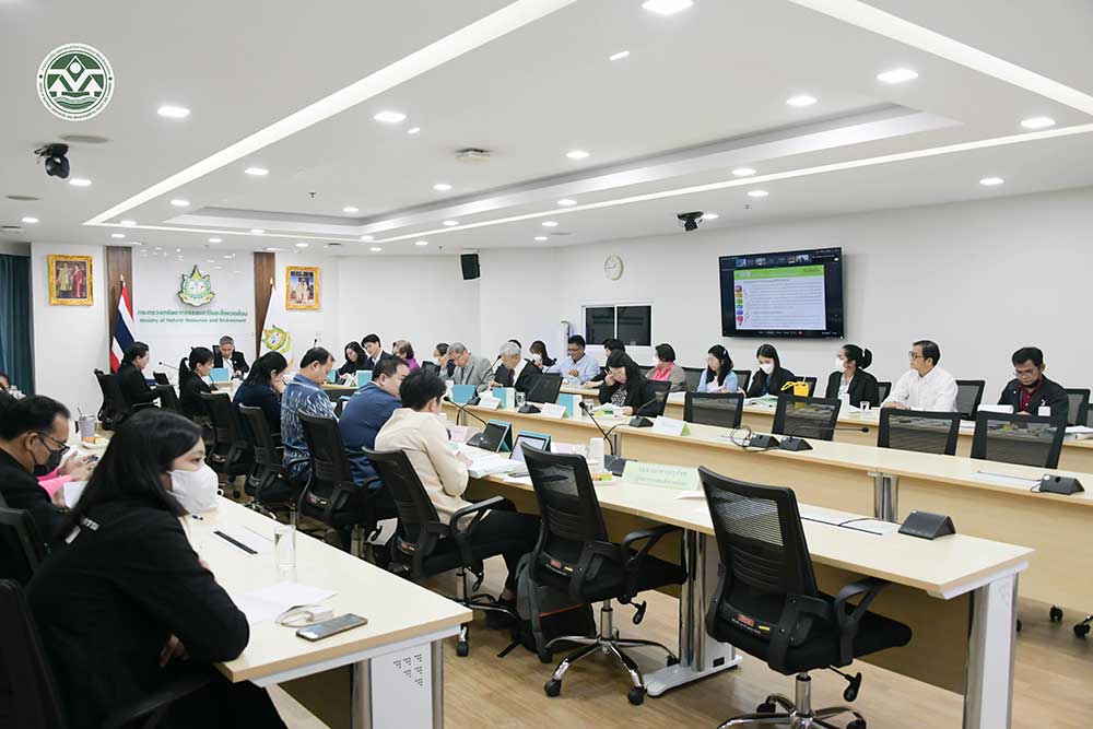 ซึ่งมีคณะกรรมการฯ และเจ้าหน้าที่ สผ. เข้าร่วมประชุมประมาณ 35 คน ซึ่งมีคณะกรรมการฯ และเจ้าหน้าที่ สผ. เข้าร่วมประชุมประมาณ 35 คน