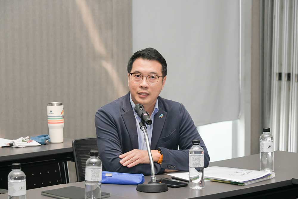 นายวัลลภ ปรีชามาตย์ ผอ.กลุ่มงานขับเคลื่อนนโยบายและกลไก เป็นผู้ให้คำบรรยาย นายวัลลภ ปรีชามาตย์ ผอ.กลุ่มงานขับเคลื่อนนโยบายและกลไก เป็นผู้ให้คำบรรยาย