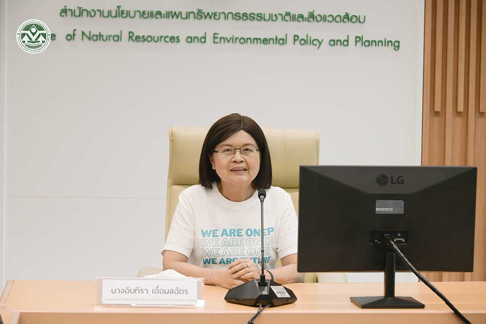 นางอินทิรา เอื้อมลฉัตร รองเลขาธิการ สผ. เป็นประธานในการประชุม นางอินทิรา เอื้อมลฉัตร รองเลขาธิการ สผ. เป็นประธานในการประชุม