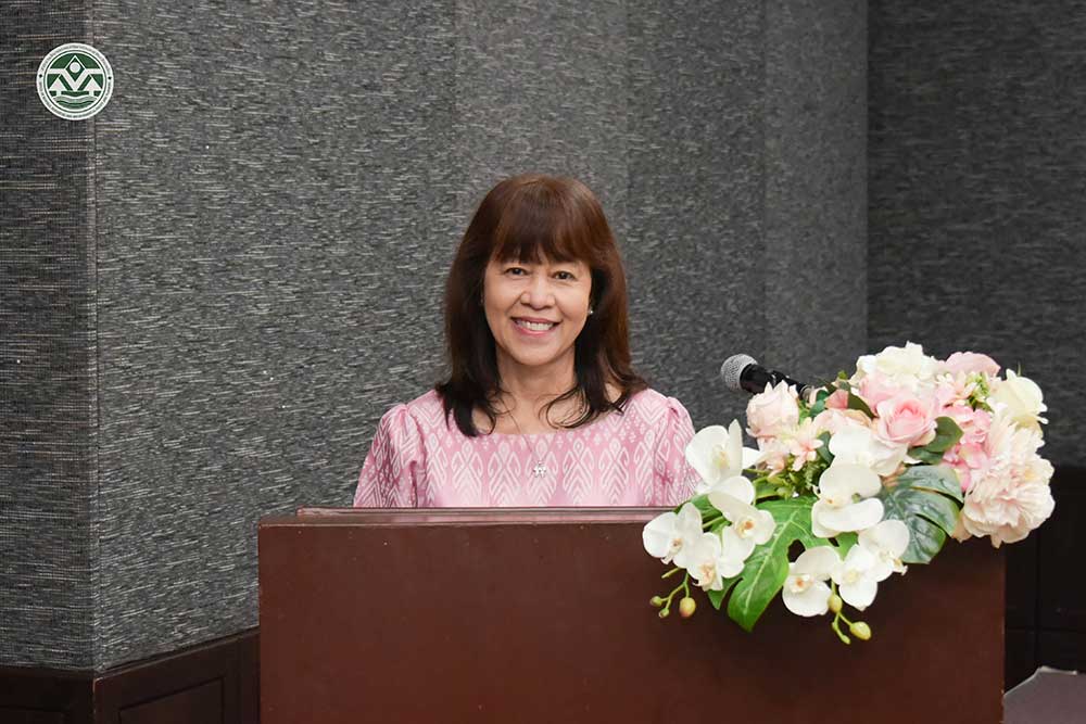 นางเสาวภา หิญชีระนันทน์ ผอ. กองพัฒนาระบบการประเมินผลกระทบสิ่งแวดล้อม กล่าวรายงาน นางเสาวภา หิญชีระนันทน์ ผอ. กองพัฒนาระบบการประเมินผลกระทบสิ่งแวดล้อม กล่าวรายงาน